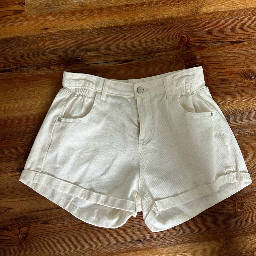 CDM White jean shorts. 3 inch inseam. XL NWT.